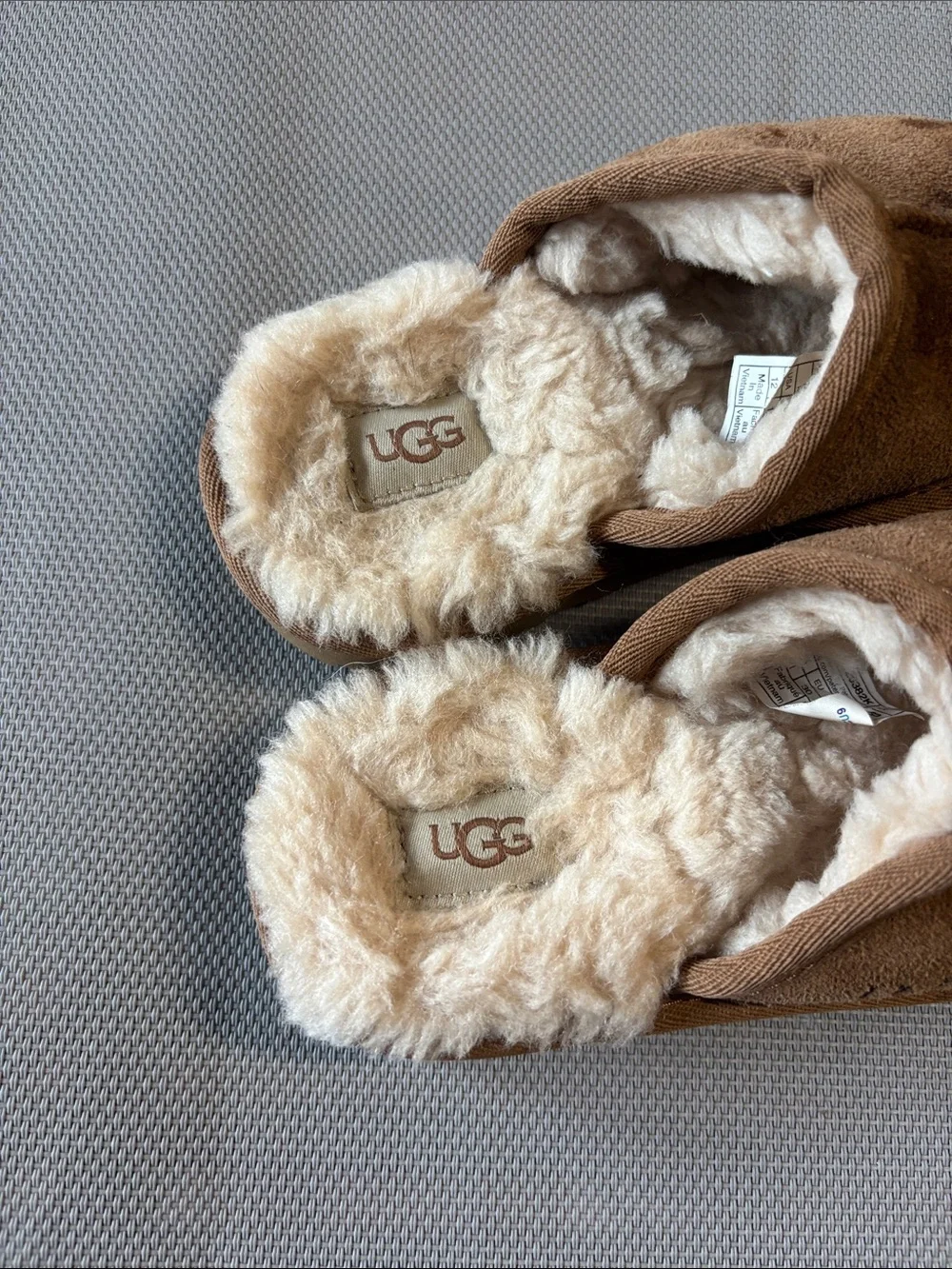 UGG Kids Chestnut Suede Shearling-Lined sz 12 slip on indoor outdoor slippers